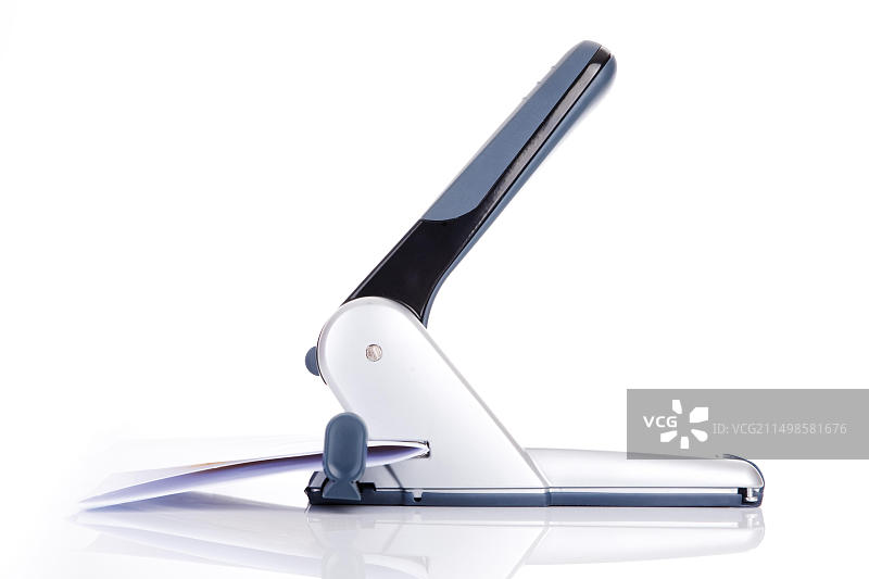 打孔器和一张纸图片素材