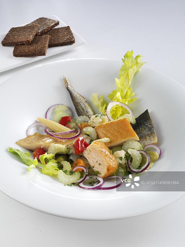 碗装熏鱼沙拉图片素材