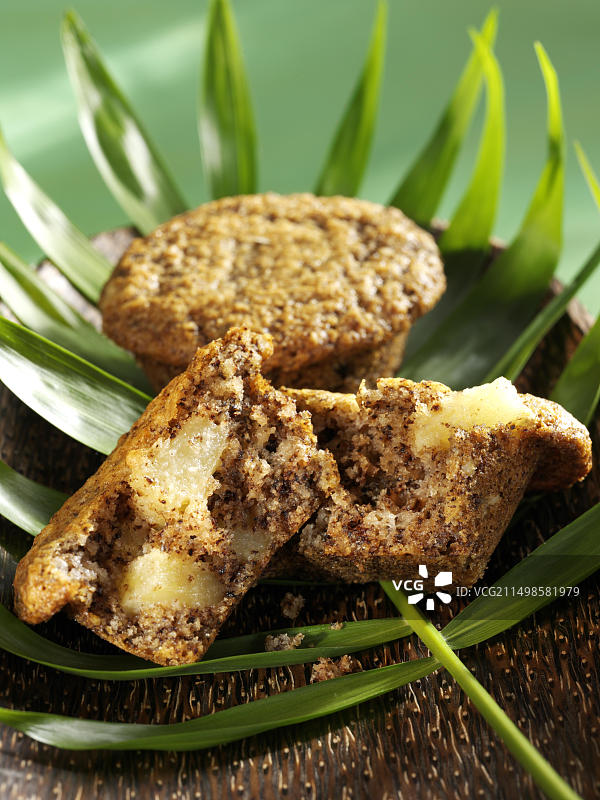 棕榈叶上的菠萝松饼图片素材