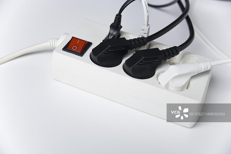 带开关和插头的多个电源插座图片素材