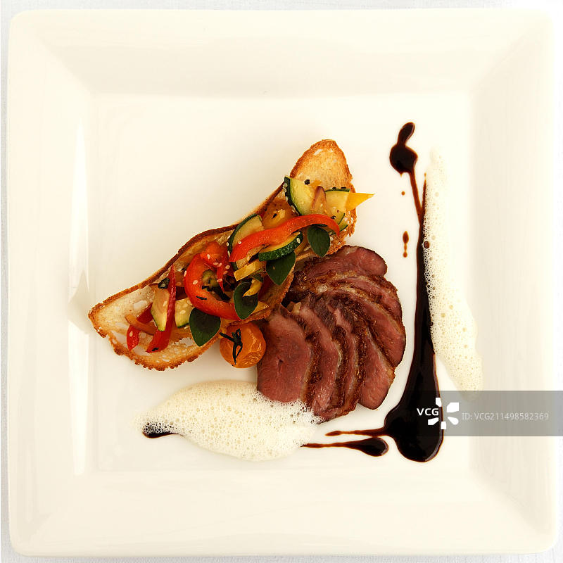 搭配夏季小面包的美味海鲜酱鸭胸肉图片素材