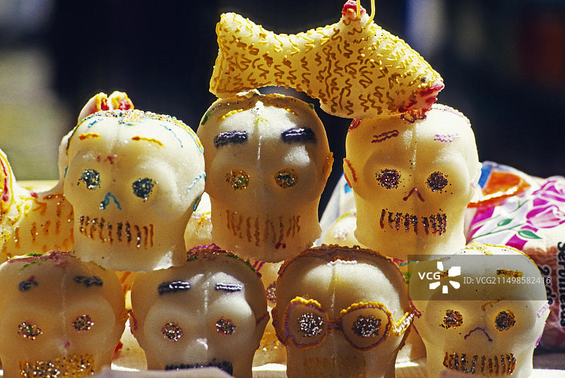 墨西哥亡灵节的杏仁蛋白软糖头骨图片素材