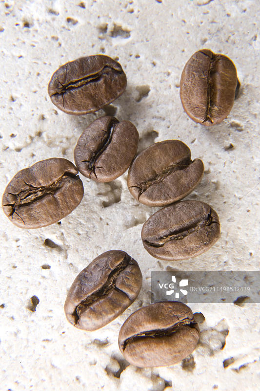 石面上的咖啡豆图片素材