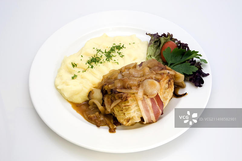 卷心菜卷配肉馅、洋葱酱、培根片、土豆泥图片素材