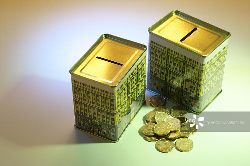 硬币和储蓄罐图片素材