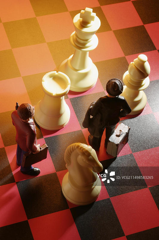 棋盘上的商人与棋子图片素材
