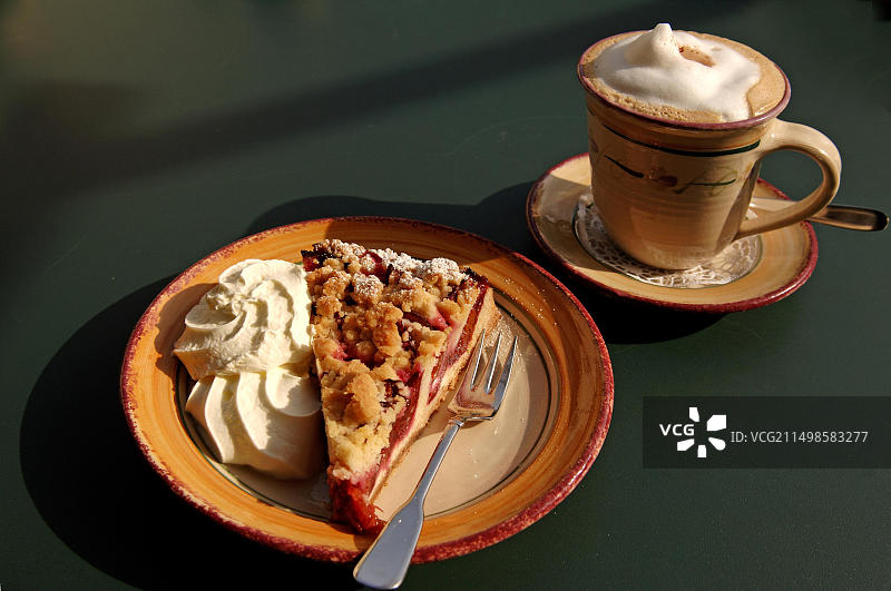 李子蛋糕和奶油，搭配卡布奇诺咖啡图片素材