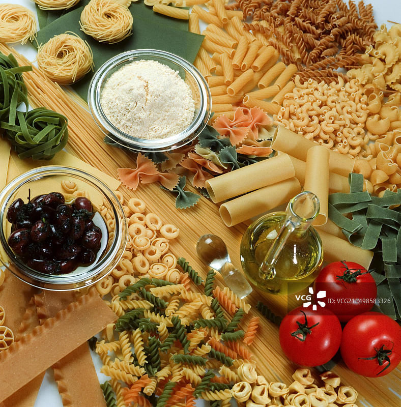 搭配番茄、橄榄、橄榄油和帕尔马干酪的意面拼盘图片素材