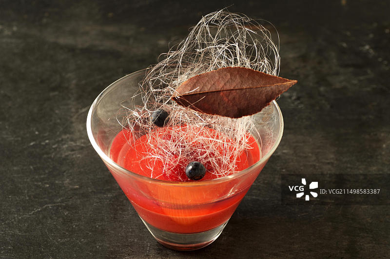 覆盆子慕斯配棉花糖，高级料理，法国阿尔萨斯图片素材