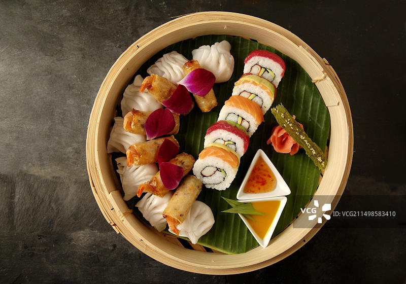 开胃小吃，点心，香蕉叶上的春卷和加州卷，高级料理，拉巴罗什，阿尔萨斯，法国，欧洲图片素材