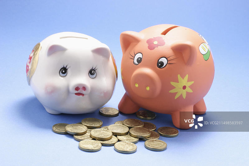 储蓄罐和硬币图片素材