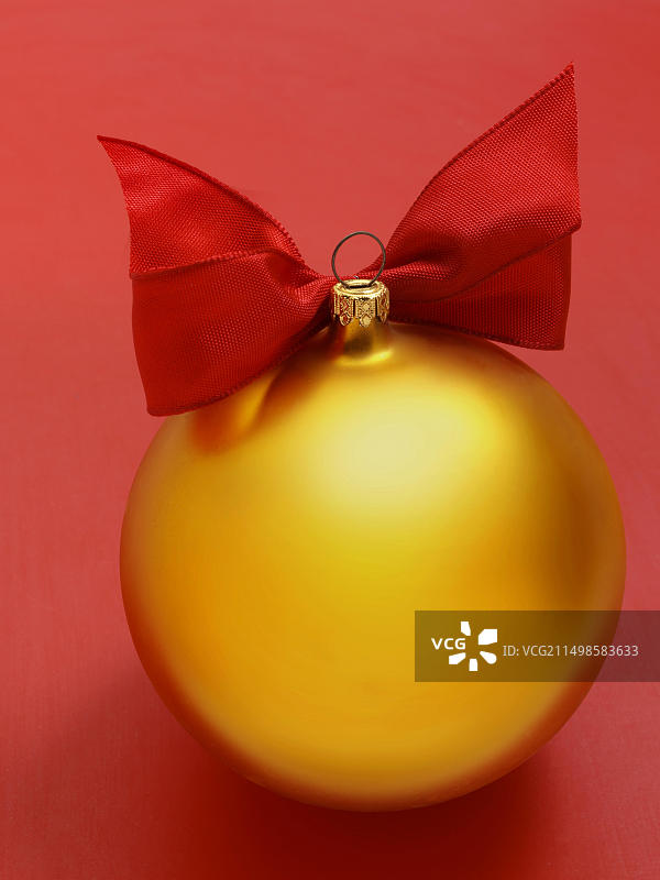 带蝴蝶结的金色圣诞球图片素材