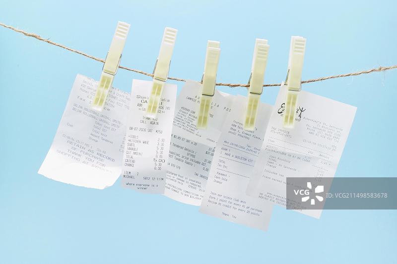 挂在绳子上的收据图片素材