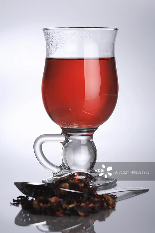 盛有水果茶的茶杯图片素材