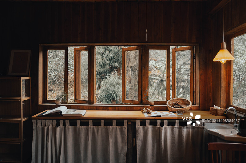 木屋 山野 窗户 森林图片素材