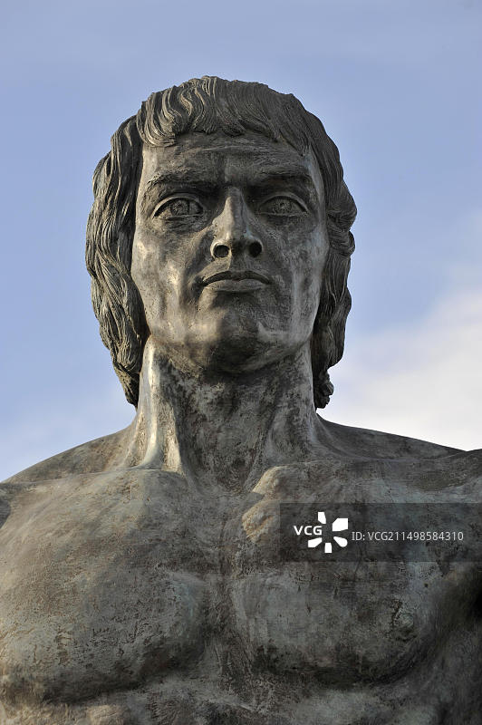 真人大小的青铜战士雕像,守护着西班牙加那利群岛富埃特文图拉岛贝坦库里亚附近的Vega de Rio de las Palmas山谷图片素材