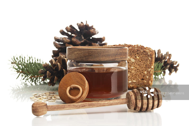 森林蜂蜜、面包和冷杉球果图片素材