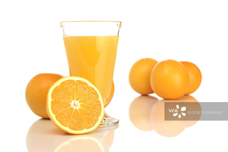 玻璃杯中的橙汁和橙子图片素材