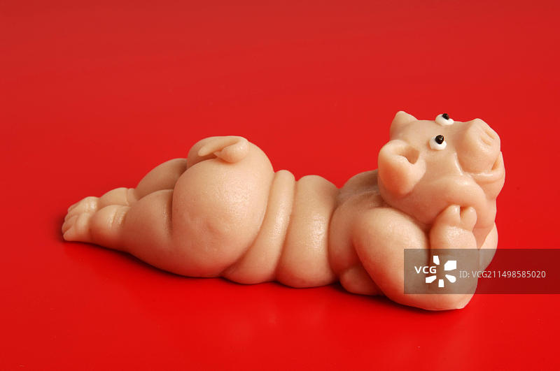 红色表面上的杏仁糖小猪图片素材