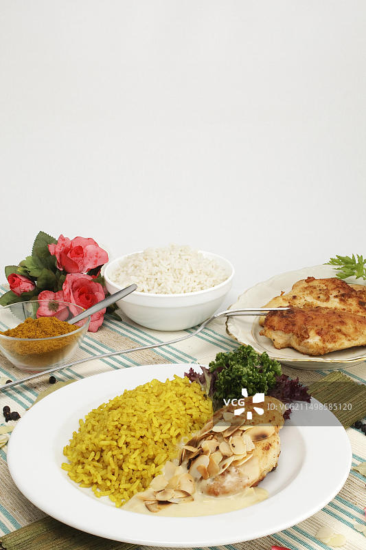 杏仁奶油汁咖喱饭鸡胸肉图片素材