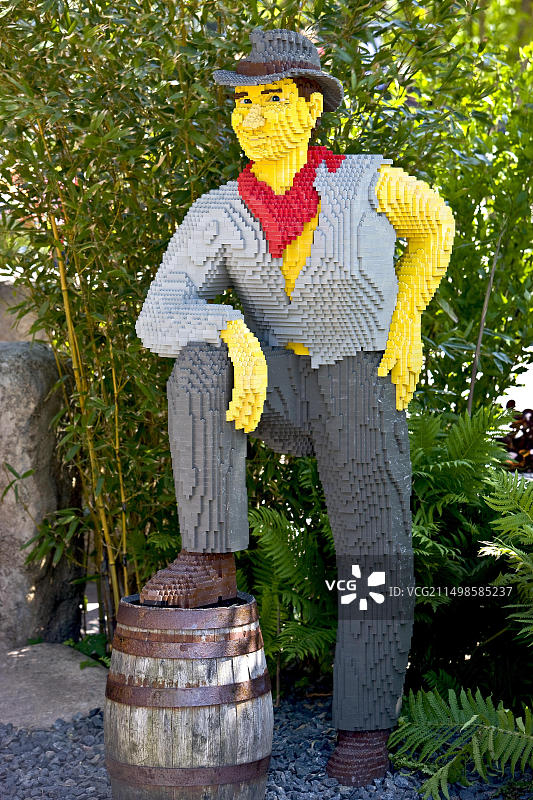 乐高积木制成的全尺寸牛仔图片素材