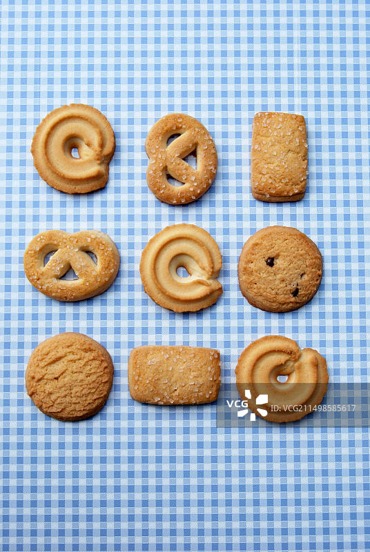 丹麦黄油曲奇（含糖或无糖），椒盐卷饼，格子桌布图片素材