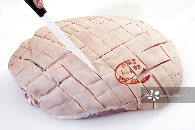 用陶瓷刀切的生猪肉图片素材