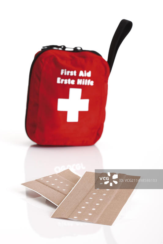 创可贴和急救箱图片素材