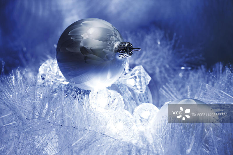 带圣诞球的灯链图片素材