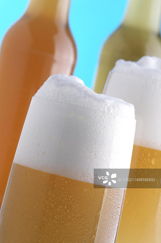啤酒瓶前的满杯啤酒图片素材