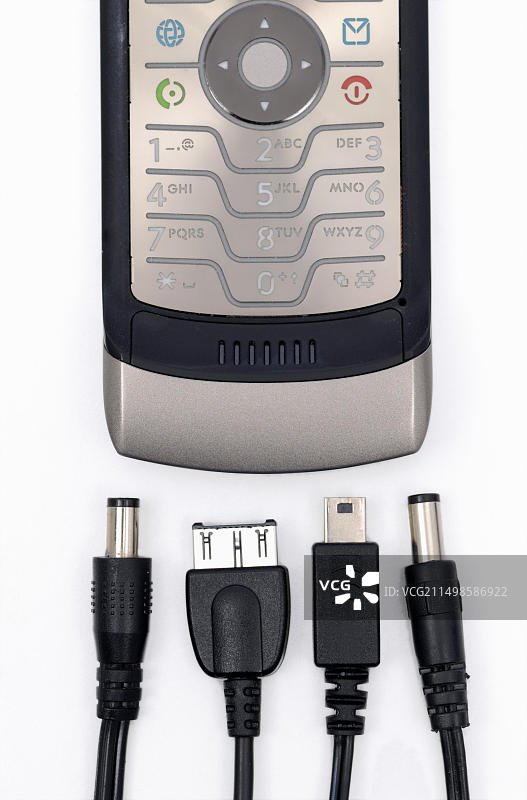 手机和不同插头的充电器图片素材