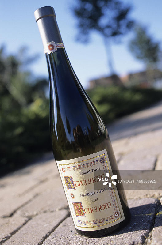 阿尔滕堡特级葡萄酒瓶，来自法国阿尔萨斯伯格海姆的让-米歇尔·戴斯酒庄图片素材