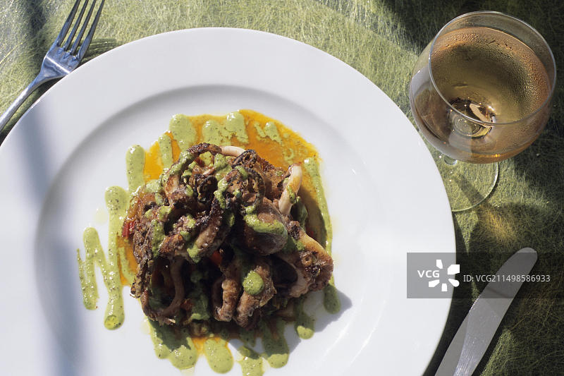 搭配白葡萄酒的鱿鱼菜肴（法国普罗旺斯蔚蓝海岸）图片素材