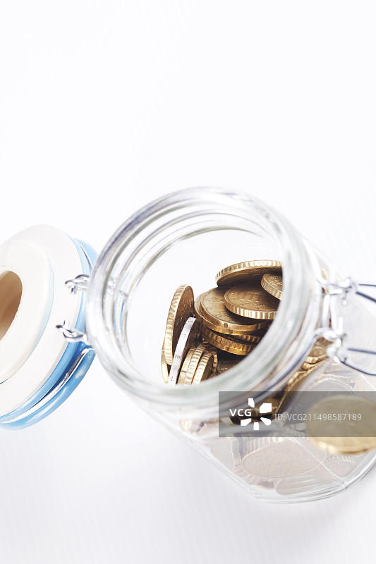 装满硬币的敞口罐子图片素材