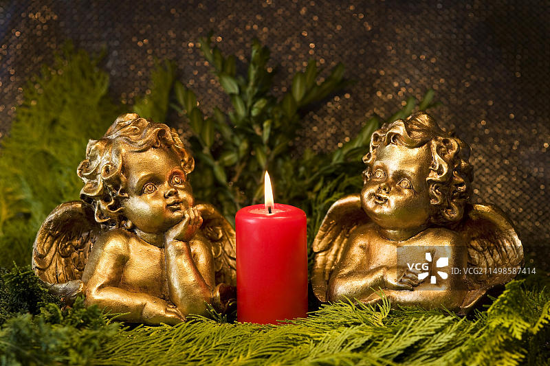 天使与燃烧的红色蜡烛图片素材
