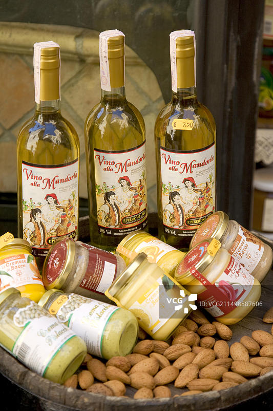 来自意大利西西里岛墨西拿省陶尔米纳的葡萄酒和美食图片素材