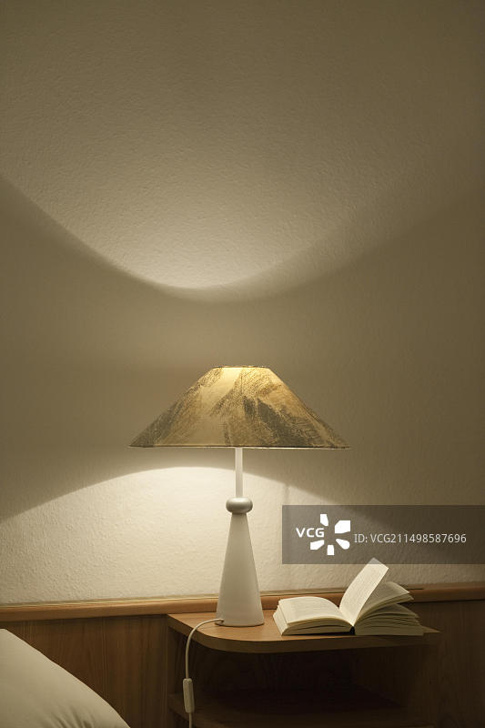 床边的书本图片素材