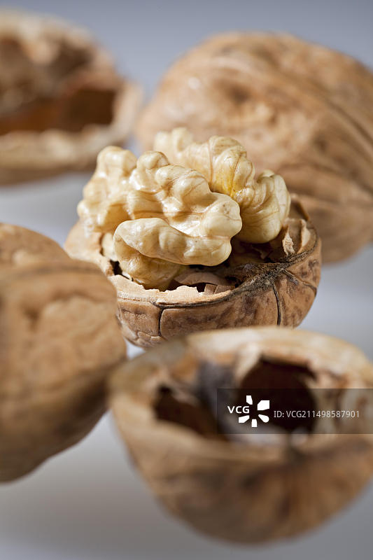 部分开口的核桃图片素材