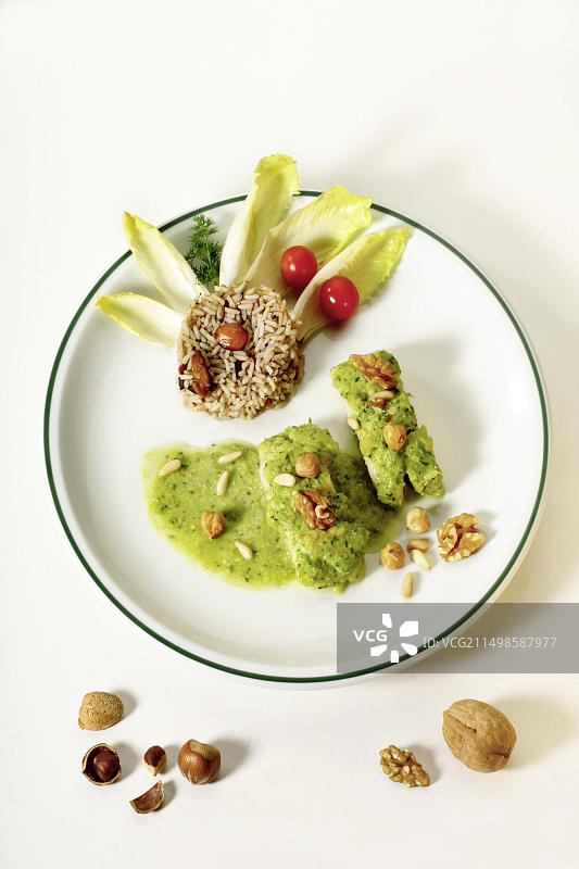 韭葱松子酱鱼片配杏仁榛子饭图片素材