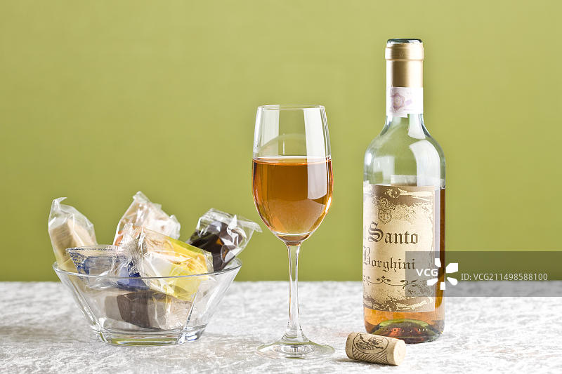 圣酒甜酒瓶与法式牛轧糖图片素材