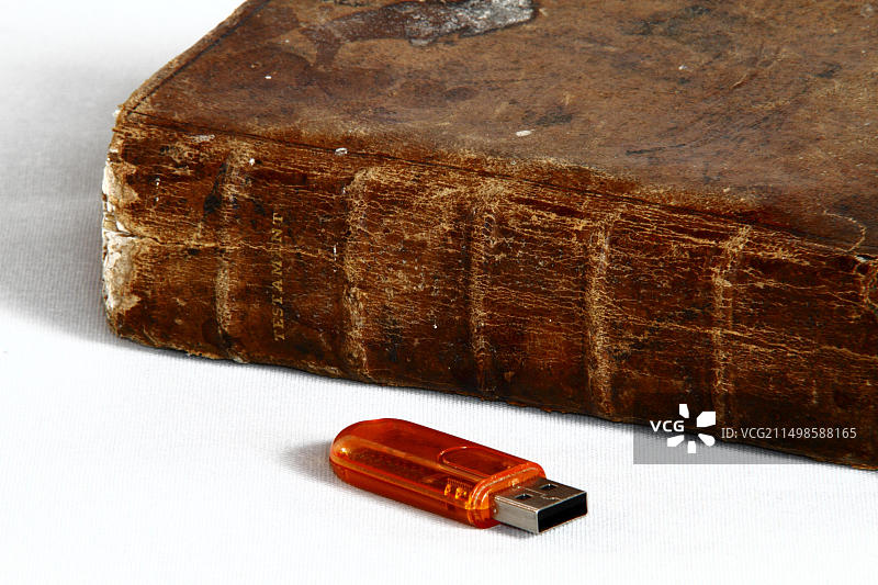 带有皮革封面和TESTAMENT字样的旧书与U盘图片素材