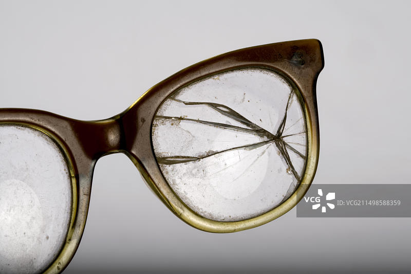 带有破裂镜片的老式眼镜图片素材
