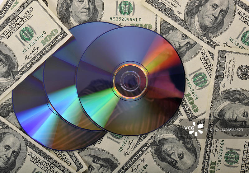 DVD、CD、百元美钞：购买银行记录、逃税、隐私的象征性图像图片素材