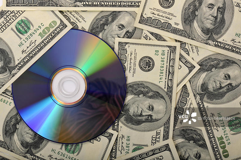 DVD、CD与百元美钞：购买银行记录、逃税、隐私的象征意象图片素材