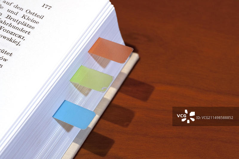 带有不同颜色书签的厚书图片素材