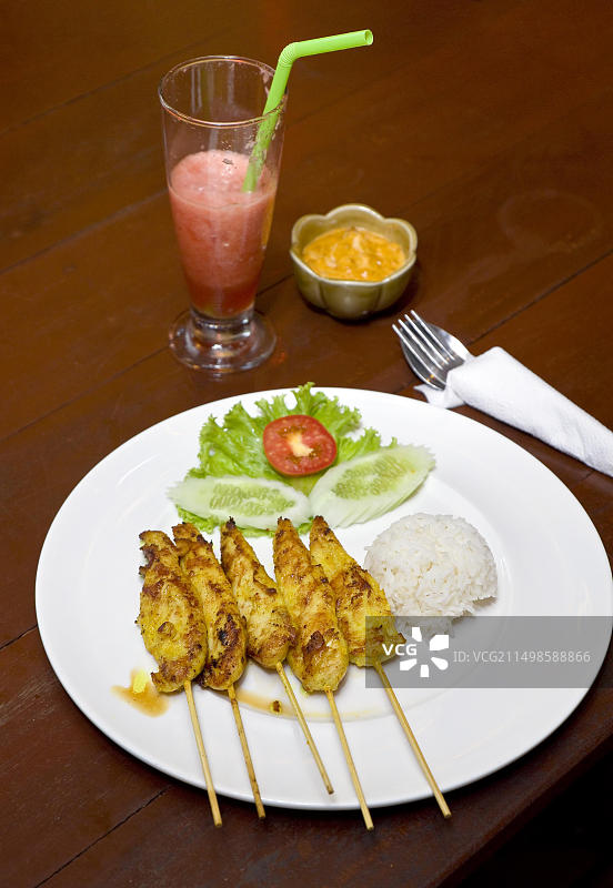 鸡肉串配米饭、鸡肉沙爹，泰国特色菜图片素材