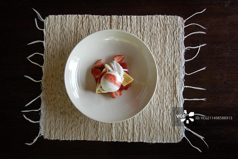 酒店美食：巴厘岛乌布附近度假村的柠檬草莓甜点图片素材