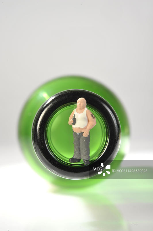 绿色啤酒瓶前的图案图片素材