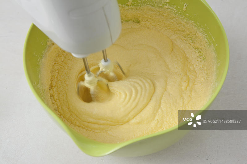 手持搅拌器与蛋糕面团图片素材