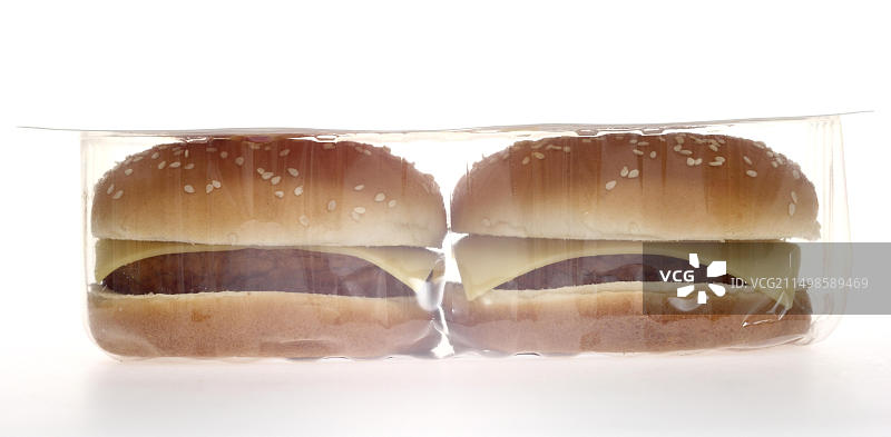 透明塑料包装中的汉堡、芝士汉堡图片素材